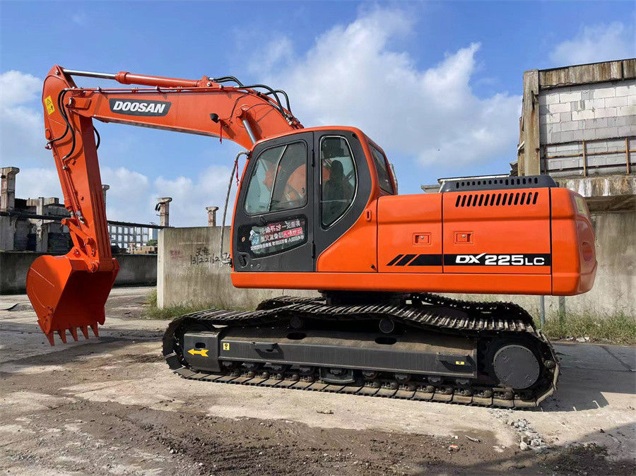 Использованный экскаватор Doosan DX225 изготовлен в Корее в хорошем состоянии низкое потребление топлива