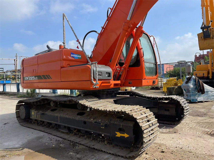 Использованный экскаватор Doosan DX225 изготовлен в Корее в хорошем состоянии низкое потребление топлива