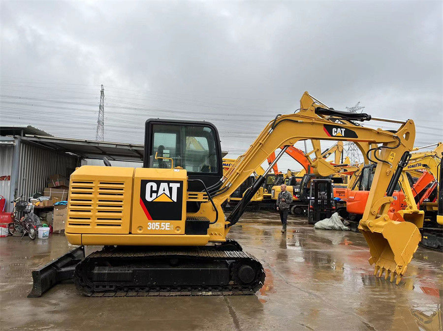 Малый экскаватор CAT 305.5E2 Использованный гидравлический экскаватор вес 5 тонн с лезвием
