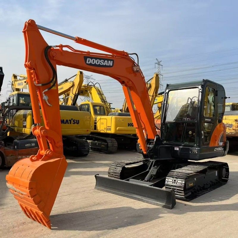 Маленький 6-тонный экскаватор Doosan DX60 Кореи происхождения с лезвием и ломкой