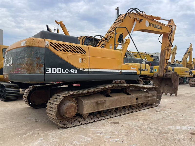 Продается подержанный экскаватор Hyundai R300LC-9S. Хорошо обслужен, готов к работе
