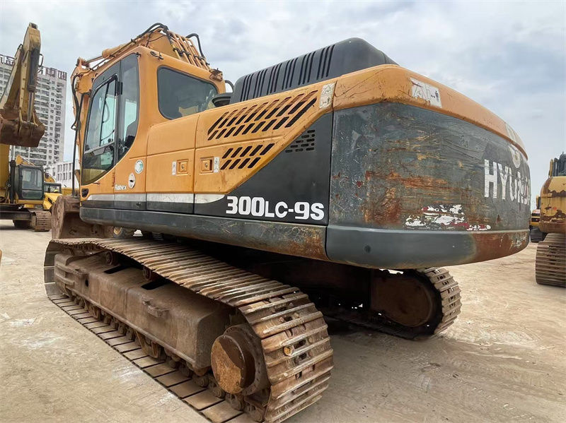 Продается подержанный экскаватор Hyundai R300LC-9S. Хорошо обслужен, готов к работе
