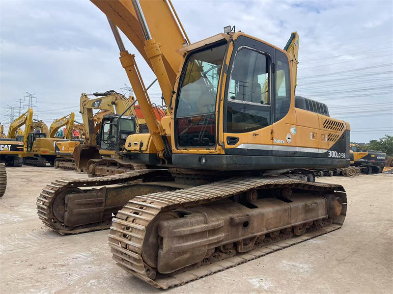 Продается подержанный экскаватор Hyundai R300LC-9S. Хорошо обслужен, готов к работе