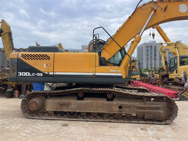 Продается подержанный экскаватор Hyundai R300LC-9S. Хорошо обслужен, готов к работе