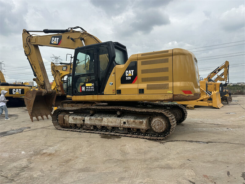 Использованный экскаватор Caterpillar 320, обладающий мощным усилием копания для земляных работ и строительства