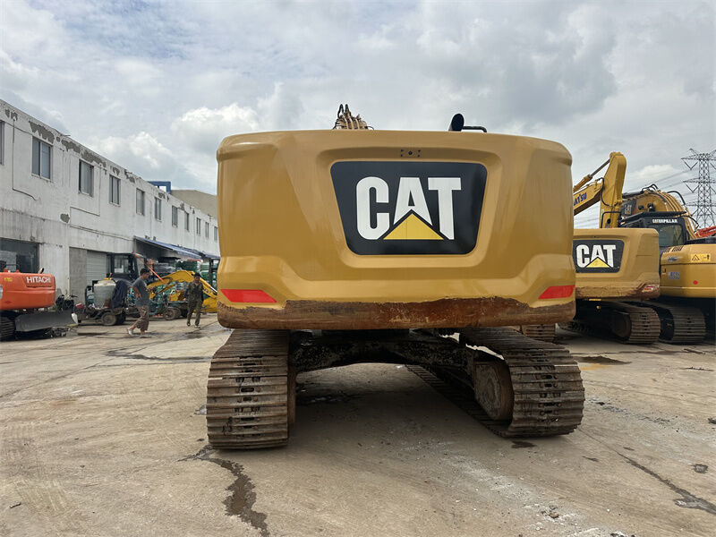 Использованный экскаватор Caterpillar 320, обладающий мощным усилием копания для земляных работ и строительства