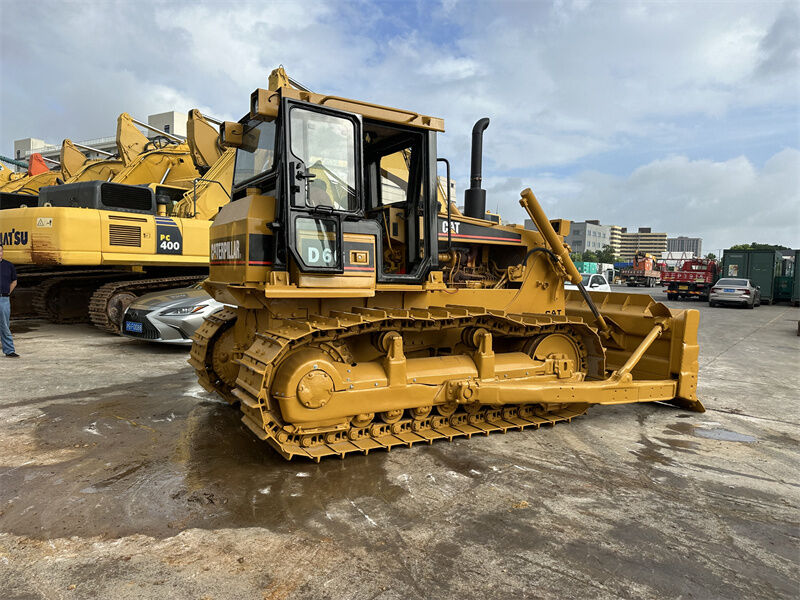 Использованный бульдозер Caterpillar D7G Тип рельса Мощный топливный двигатель Среднего размера Идеально подходит для выровнения земли Строительство дорог и очистка участка