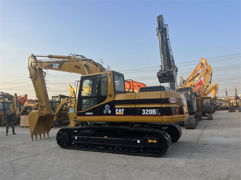 Продаётся подержанный экскаватор Cat 320BL, 20 тонн, среднего размера.