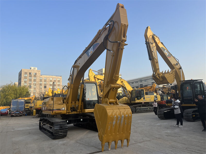 Продаётся подержанный экскаватор Cat 320BL, 20 тонн, среднего размера.