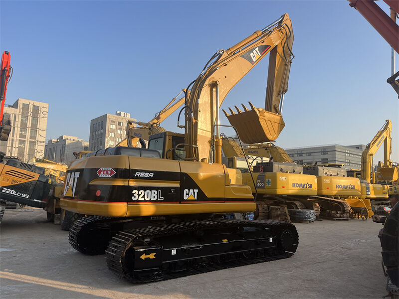 Продаётся подержанный экскаватор Cat 320BL, 20 тонн, среднего размера.