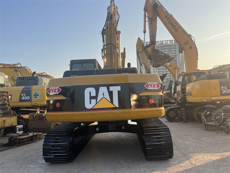Продаётся подержанный экскаватор Cat 320BL, 20 тонн, среднего размера.