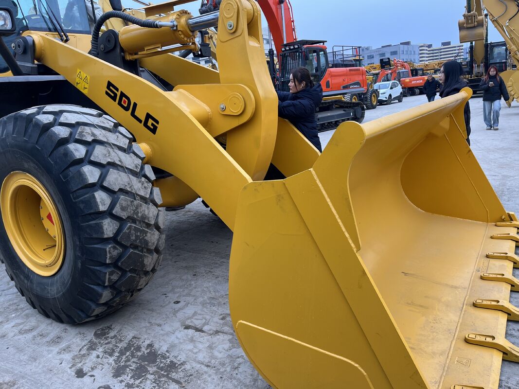 Мощный подержанный SDLG L958F колесный погрузчик, оснащенный 9,7 литровым двигателем и отличным комфортом оператора в долгосрочной перспективе