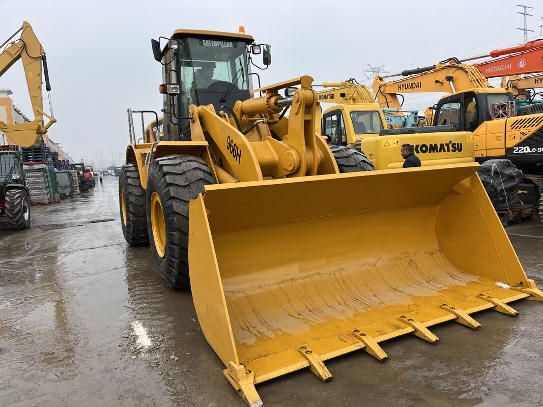 Гусеничный погрузчик CAT 966H с высоким усилием отрыва и надежной силовой установкой, обеспечивающий производительность в суровых промышленных условиях