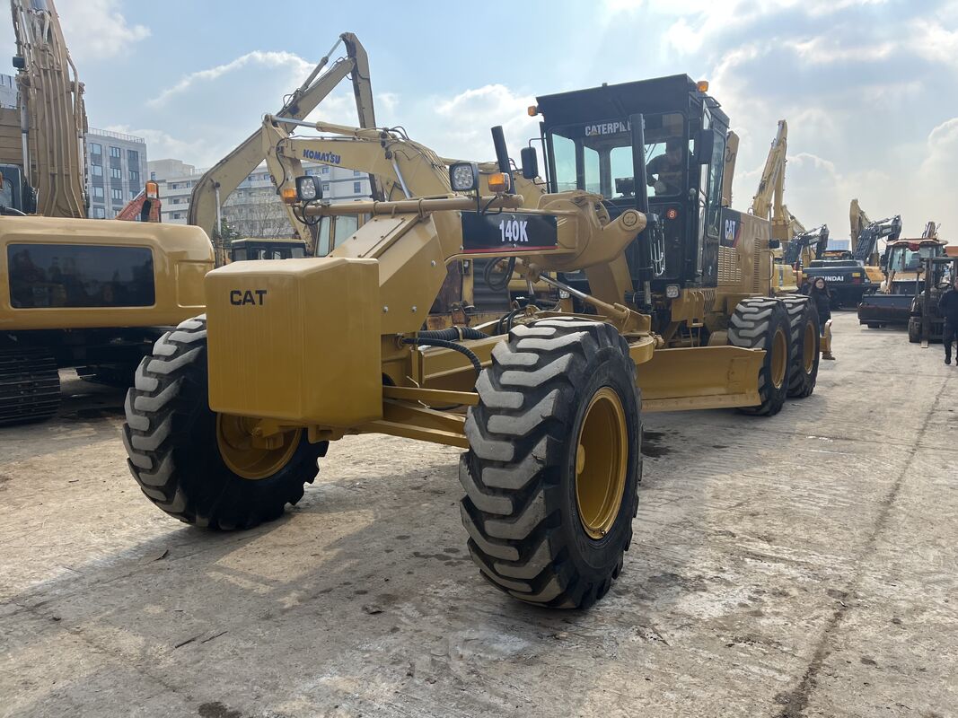 Использованный CAT 140K Motor Grader, оснащенный эргономичной кабиной и интуитивным управлением, повышающим производительность оператора и уменьшающим усилия