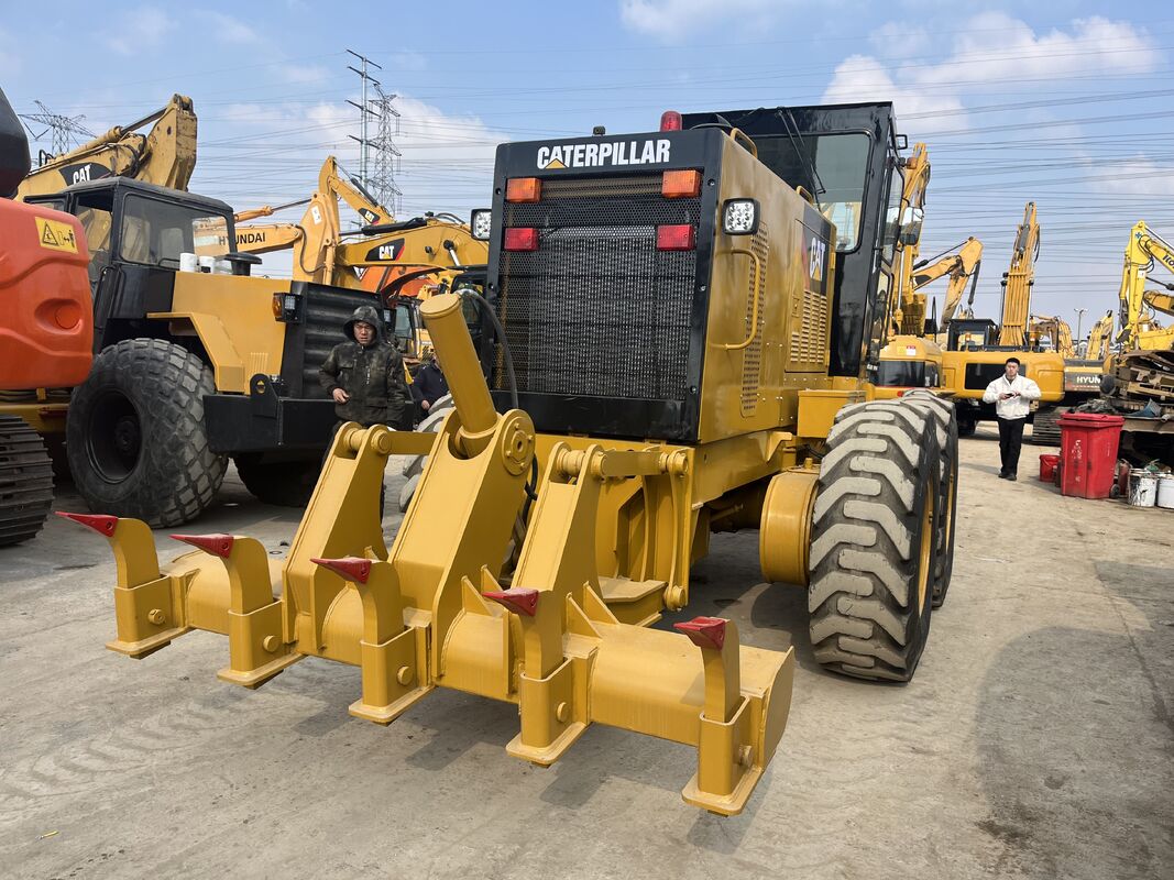 Использованный CAT 140K Motor Grader, оснащенный эргономичной кабиной и интуитивным управлением, повышающим производительность оператора и уменьшающим усилия