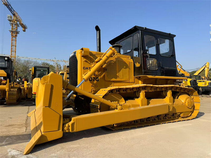 Бульдозер CAT D7G б/у с двигателем 3306, рабочим весом 20230 кг и прямой отвалом