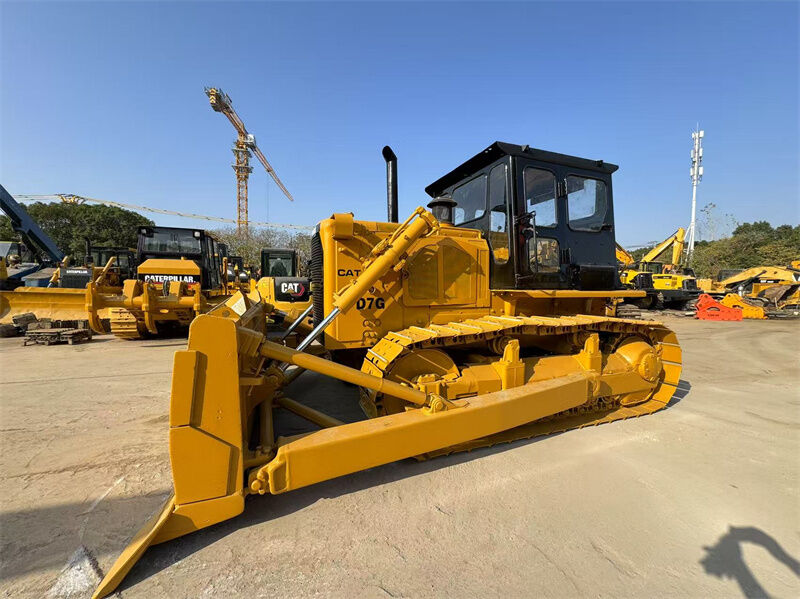 Бульдозер CAT D7G б/у с двигателем 3306, рабочим весом 20230 кг и прямой отвалом