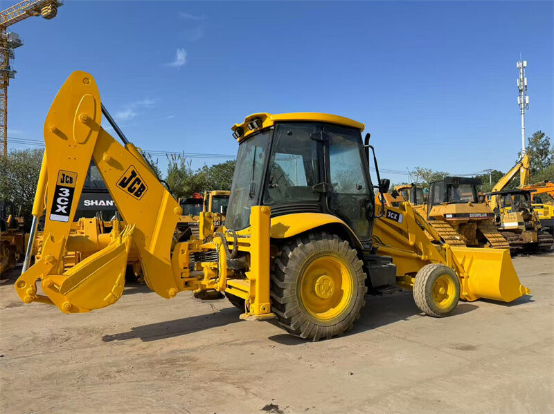Использованный JCB 3CX буровой погрузчик с емкостью ведра 1,1 м3, мощностью 81 кВт и годовой гарантией