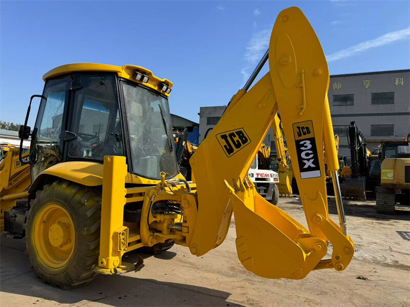Использованный JCB 3CX буровой погрузчик с емкостью ведра 1,1 м3, мощностью 81 кВт и годовой гарантией
